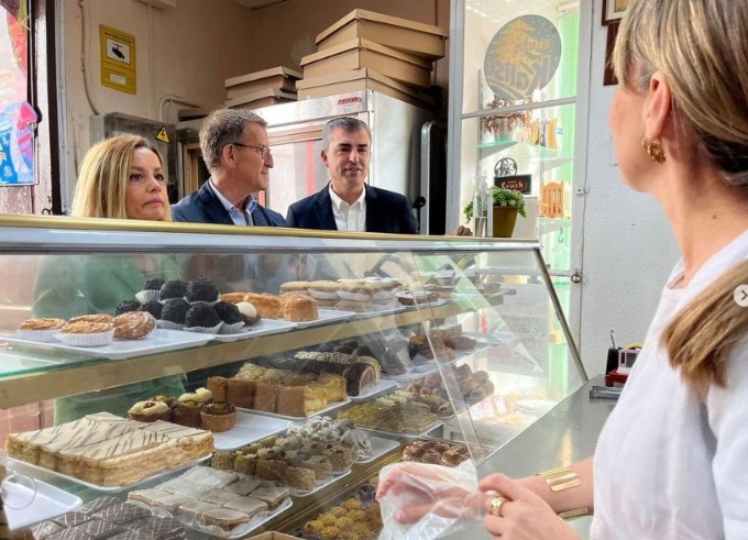 Imagen de Feijóo de visita en La Laguna durante la campaña electoral 2023 junto a Manuel Domínguez y Ana Zurita 