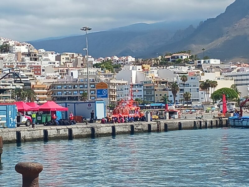 Salvamento socorre a un cayuco con 30 personas, 11 menores