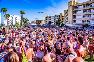 Maspalomas Pride celebra la libertad desbordando las calles de energía multicolor