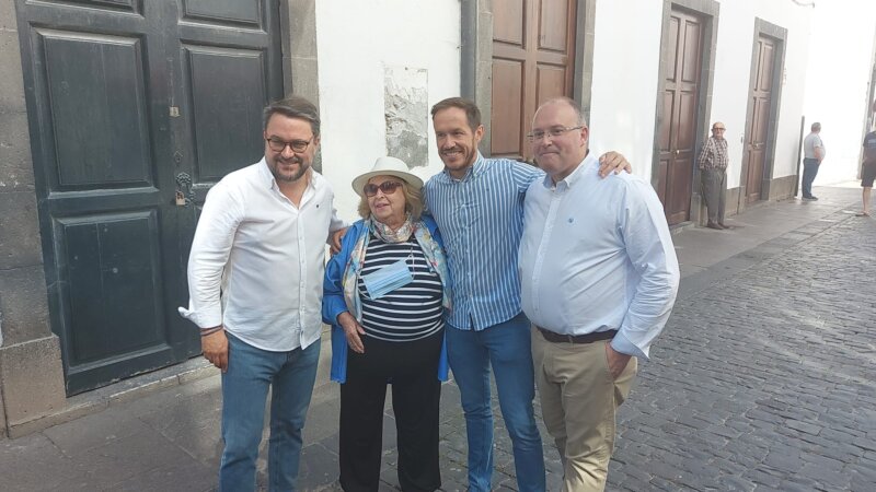 Asier Antona (izquierda), Mariano Hernández Zapata (segundo por derecha) y Miguel Tellado (a la derecha) durante su paseo por las calles de Santa Cruz de La Palma / Partido Popular 