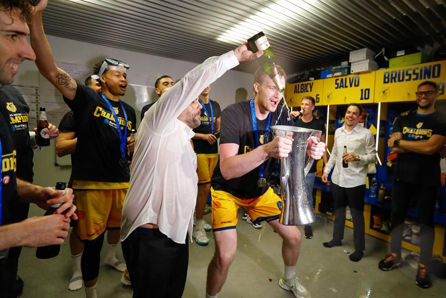 LAS PALMAS DE GRAN CANARIA, 03/05/2023.-Los jugadores y técnicos del Gran Canaria celebran que el equipo se ha proclamado este miércoles campeón de la Eurocopa de baloncesto por primera vez en su historia en una final épica y agónica frente al Turk Telekom de Ankara, que apretó hasta el final en el Arena, pero que terminó capitulando ante la solidez de su rival en los momentos claves de una noche mágica para el club claretiano (71-67). EFE/ Elvira Urquijo A.