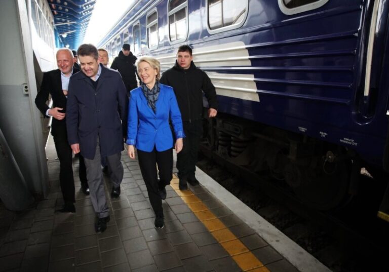 Von der Leyen llega a Kiev para reunirse con Zelenski en el día de Europa