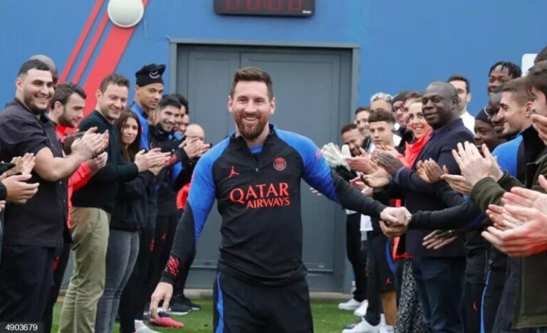 Leo Messi podría no renovar con el PSG y la afición protesta frente a su casa