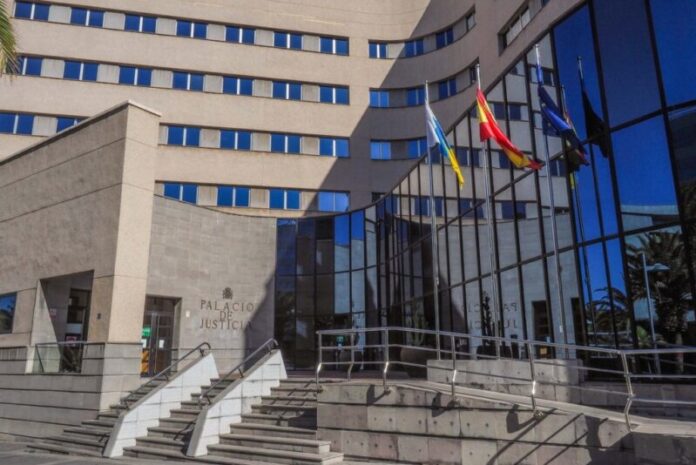 La Audiencia Provincial de Tenerife juzga a un hombre acusado de asbuar sexualmente de dos menores migrantes.