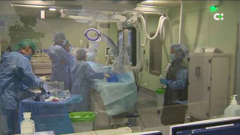 Los sanitarios de Tenerife y Gran Canaria participan en el primer traslado entre islas