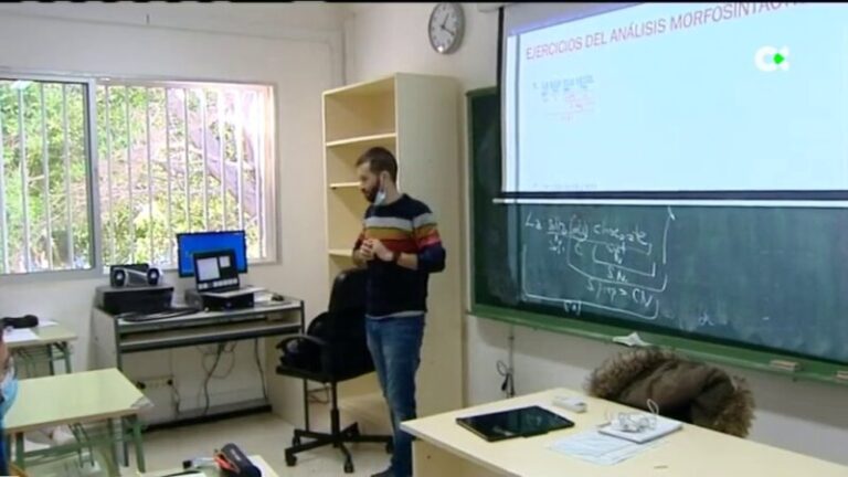 Un profesor sordo denuncia la falta de un intérprete en sus clases