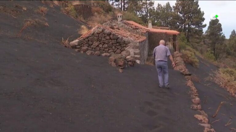 Los vecinos de La Palma sufren los estragos de las cenizas tras la erupción