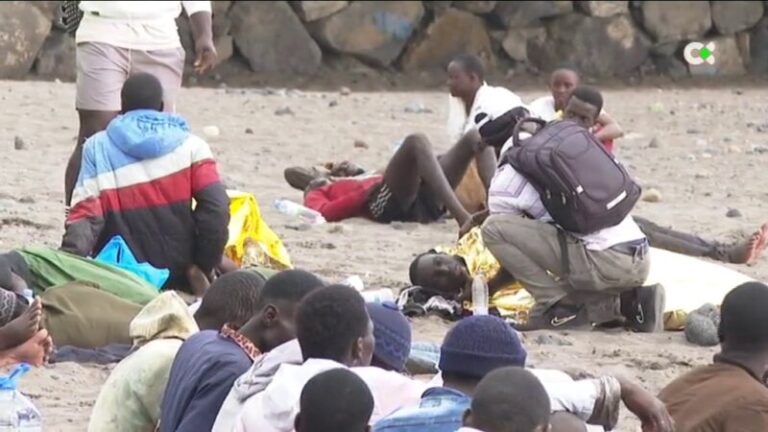 Una patera con 69 personas a bordo llega al sur de Tenerife
