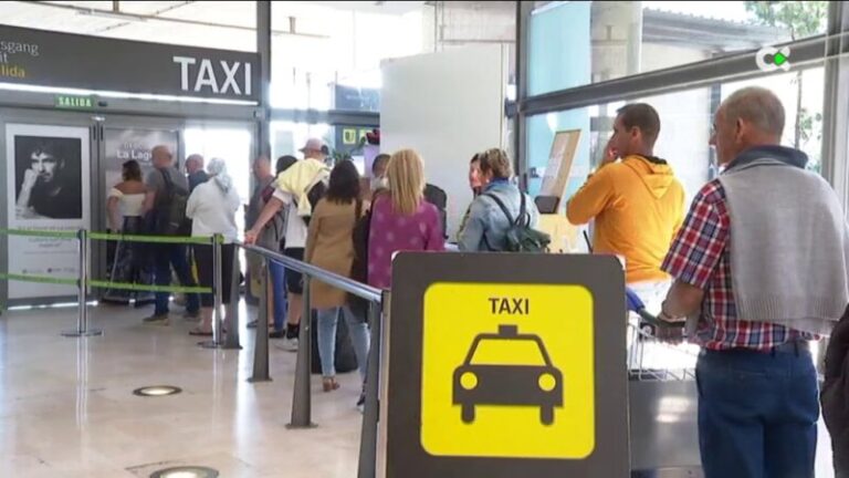 Colapso en el Aeropuerto de Los Rodeos, Tenerife, para coger un taxi