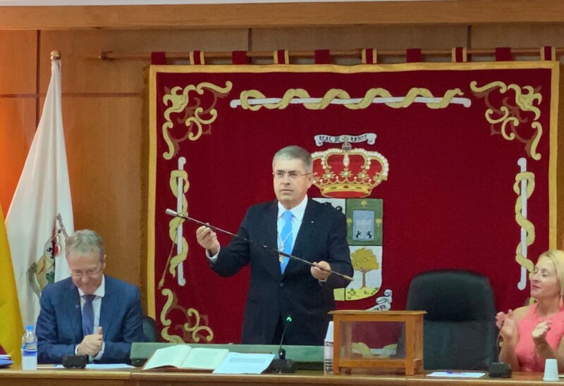 Marco Aurelio Pérez, alcalde de San Bartolomé de Tirajana, con el bastón de mando