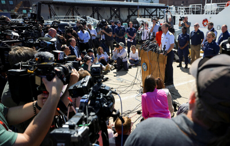 El contraalmirante John Mauger, comandante del primer distrito de la Guardia Costera, habla durante una conferencia de prensa que actualiza la búsqueda del sumergible desaparecido OceanGate Expeditions, que transporta a cinco personas para explorar los restos del Titanic hundido, en Boston, Massachusetts, EE. UU., junio 22, 2023. REUTERS/Brian Snyder IMÁGENES TPX DEL DÍA
