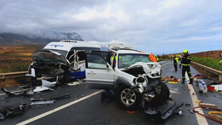Seis heridos en una colisión entre una guagua y un turismo en la GC-2