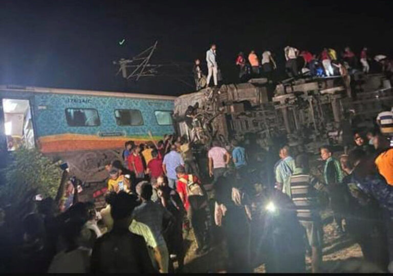 Al menos 288 muertos por un accidente de tren en la India