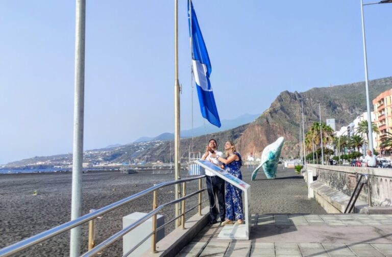La playa de la capital palmera cuenta por tercer año consecutivo con Bandera Azul