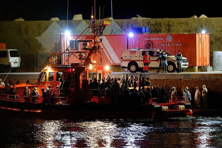 Salvamento rescata y desembarca en Fuerteventura a 56 personas