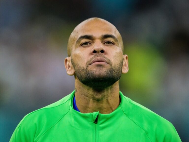 Alves asegura que no va a huir de la justicia mientras que la Fiscalía se opone a su puesta en libertad provisional