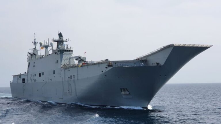 El rey Felipe VI asiste a un ejercicio de tiro de la Armada en El Hierro