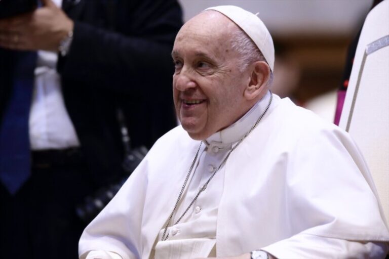 El Papa Francisco se recupera de la operación de hernia en el estómago