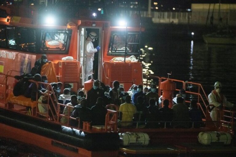 Rescatadas 57 personas de una neumática avistada por una embarcación de recreo