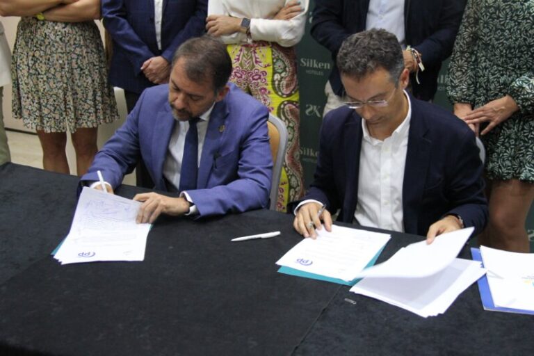 CC y PP firman un acuerdo de gobierno «por y para» Santa Cruz de Tenerife