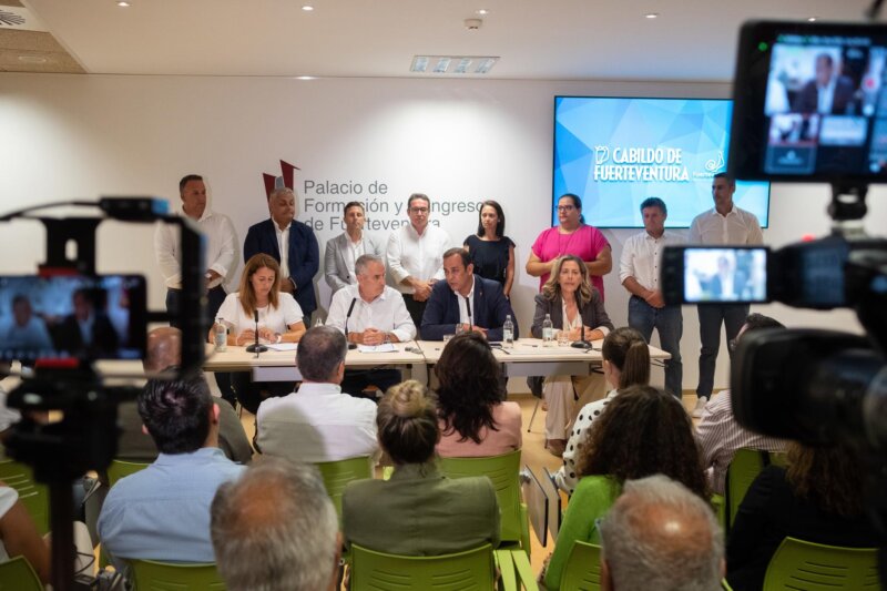 Los secretarios generales en Fuerteventura de Coalición Canaria y el PSOE, Mario Cabrera (2i) y Blas Acosta (2d), han firmado un acuerdo por el que los dos partidos gobernarán en coalición el Cabildo de la isla, con Lola García (1i) como presidenta, y varios ayuntamientos / EFE /Carlos de Saá