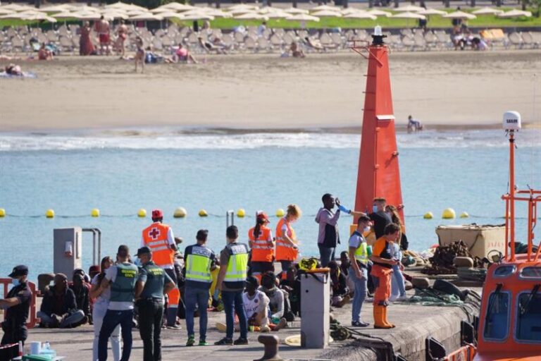 Salvamento Marítimo traslada a Canarias a más de 120 personas migrantes