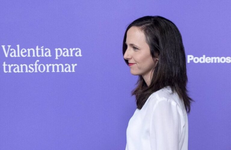 La líder de Sumar, Yolanda Díaz, celebra el acuerdo alcanzado entre 15 formaciones políticas