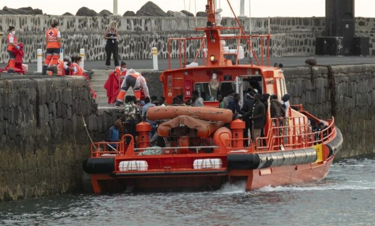 Rescatan una neumática cerca de Lanzarote con unas 53 personas, una fallecida