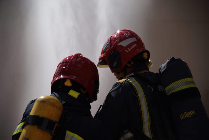 Imagen de uno de los momentos del simulacro de accidente con riesgo químico que se ha realizado este jueves en Tenerife / CEPSA