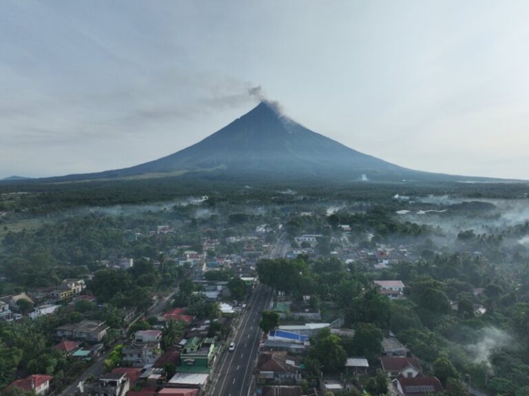 Más de 20.000 evacuados por la erupción del volcán Mayón en Filipinas