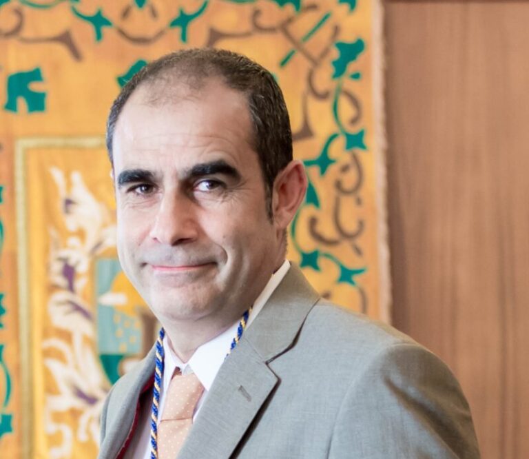 Carlos Brito, de AH, firma un acuerdo en Valverde con AHI