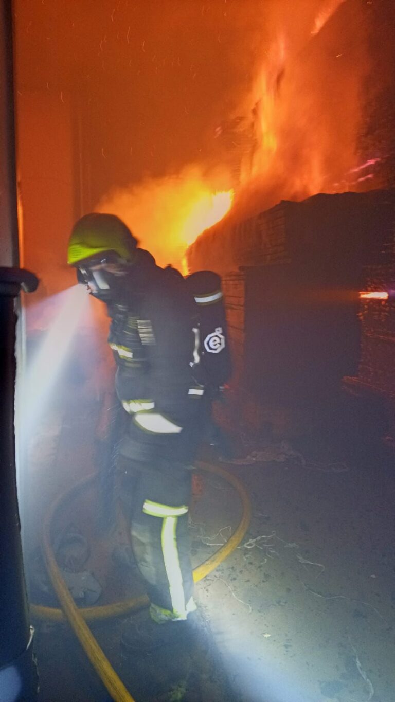 Arde una nave de maderas en Arinaga