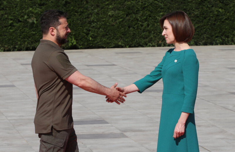 El presidente de Ucrania a su llegada a la reunión de la comunidad política europea en el Castillo de Mimi en Bulboaca junto a la presidenta de Moldavia, Maia Sandu. Reuters.