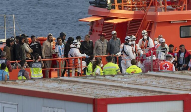 41 personas socorridas por Salvamento al norte de Lanzarote, entre ellas un niño