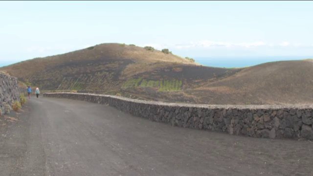 Los vecinos de Fuencaliente recogen firmas para la paralización de una obra de asfaltado que da acceso al Teneguía