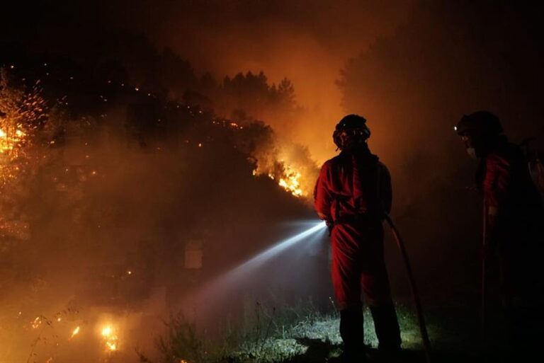 Los bomberos intentan contener un gran incendio en un bosque repleto de munición abandonada próximo a Berlín
