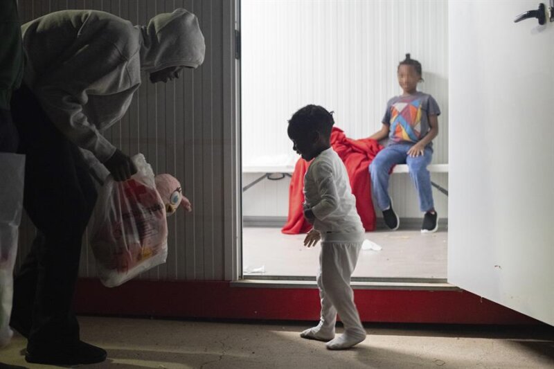 Salvamento Marítimo ha rescatado y desembarcado esta madrugada en Fuerteventura a 56 personas de origen subsahariano, entre ellas dos niños, que navegaban en una neumática a 74 kilómetros al sur de Jandía cuando fueron avistadas por un mercante. EFE/Carlos de Saá