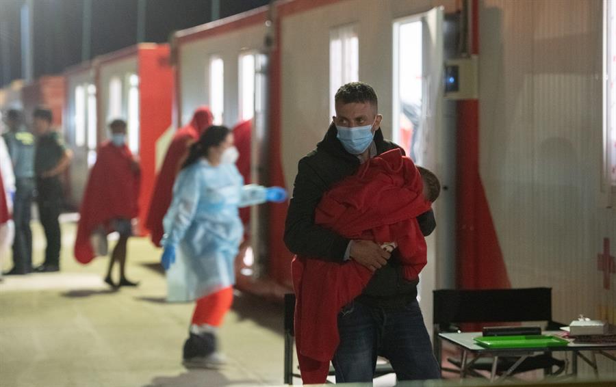 Entre los 54 inmigrantes rescatados por un buque mercante viajaban cuatro mujeres y un bebé. EFE/Carlos de Saá