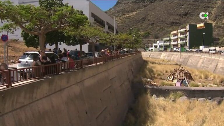 Protestas por la retirada de las hogueras de San Juan en María Jiménez, Tenerife
