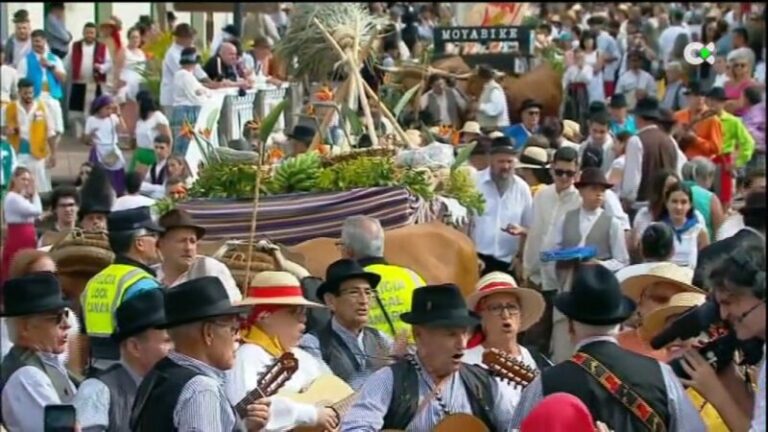 Miles de personas llenan las calles de Moya en su Romería