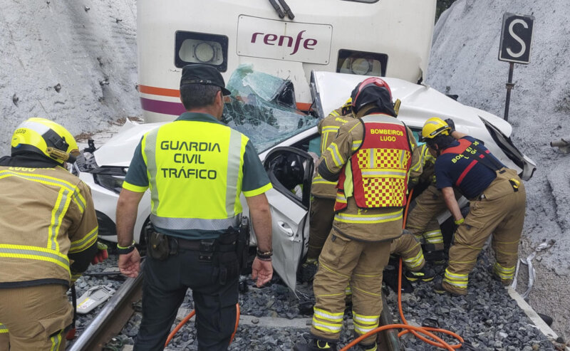 Un muerto y dos heridos graves al arrollar un tren a un coche en un paso a nivel en Lugo