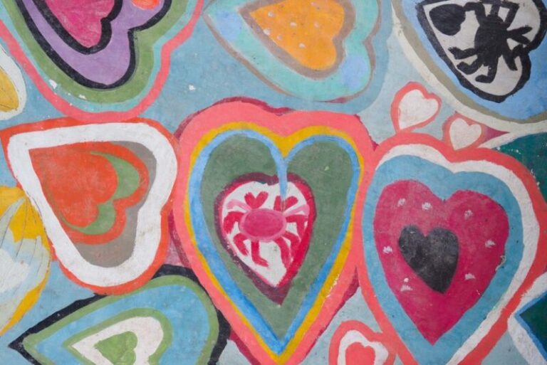 Los corazones pintados de Bocacangrejo se convierten en reclamo, mientras los vecinos se quejan de la situación de abandono