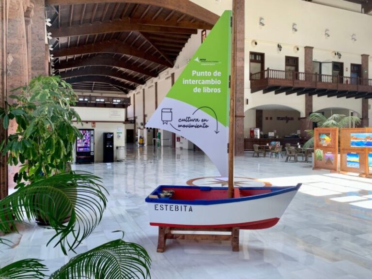 El Aeropuerto de La Gomera estrena un punto de intercambio de libros