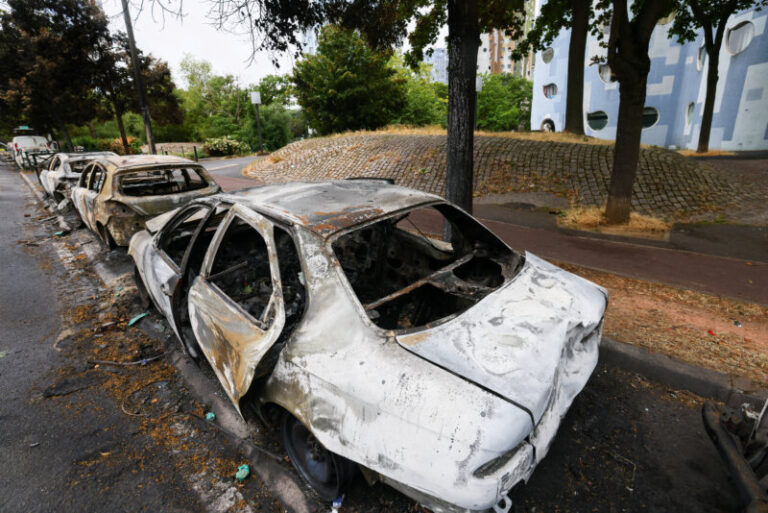 Una nueva noche de disturbios en Francia deja casi 1.000 detenidos