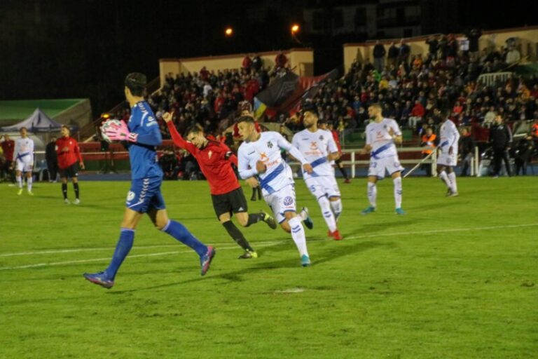 El Tenerife cae con el Mensajero en un amistoso condicionado por el fuerte viento