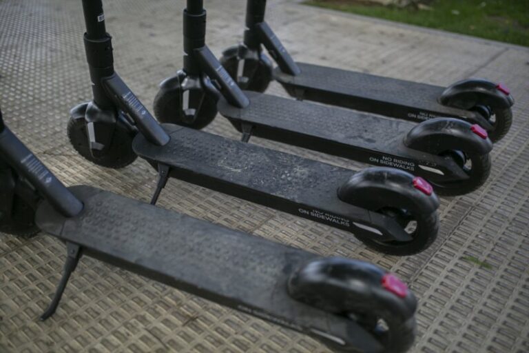 La Policía identifica a tres jóvenes que conducían sus patinetas de forma temeraria en Arrecife