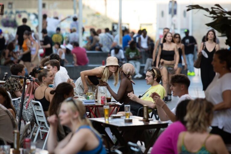 Suben las ventas del sector servicios en Canarias