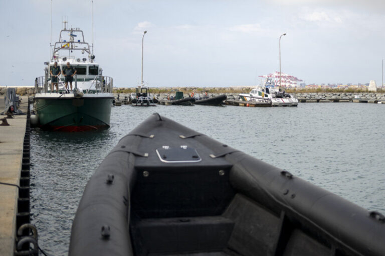 Rescatan un velero varado en la playa de Antequera