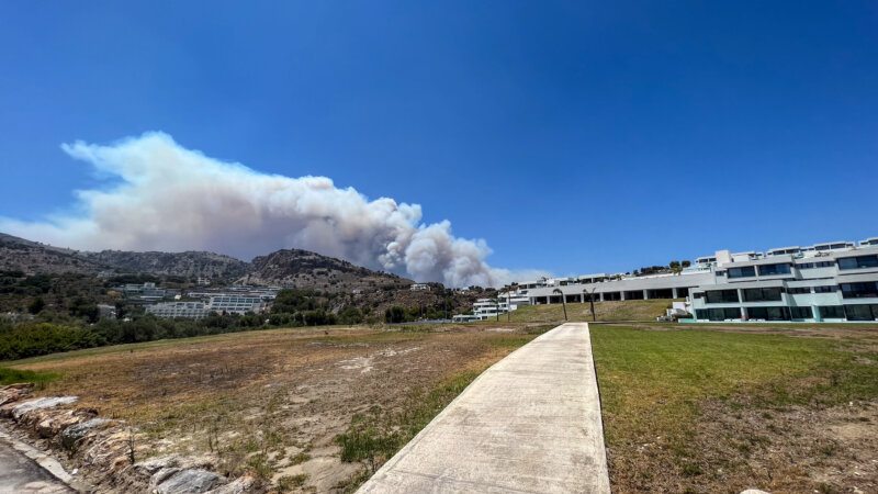 El proceso de evacuación se ha acelerado durante las últimas 24 horas hasta convertirse en la mayor operación de extracción por incendio forestal en la historia reciente del país