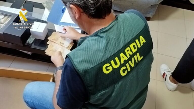 Tres detenidos en Tenerife por estafar más de 200.000 euros a 170 personas a través de sms fraudulentos